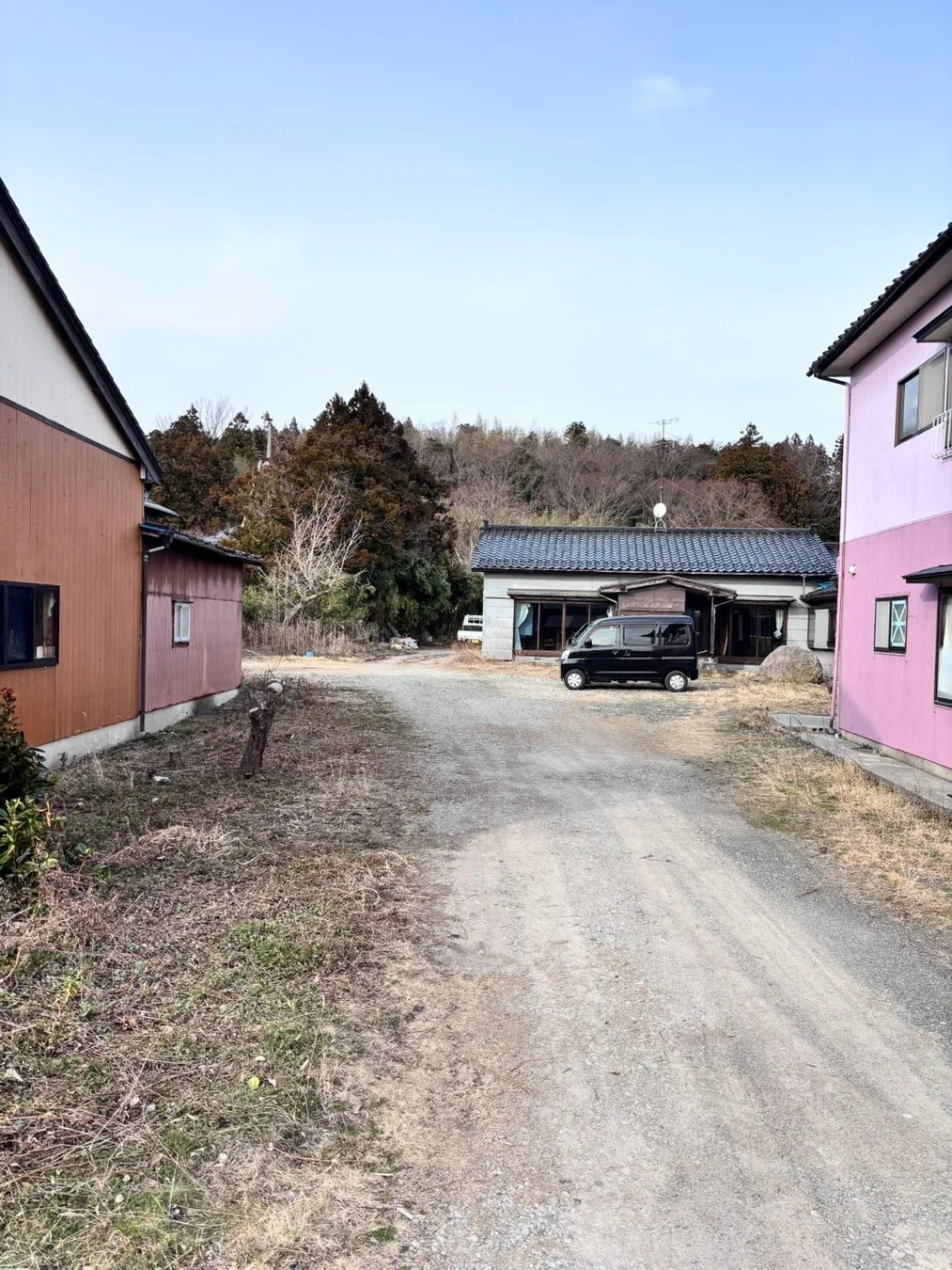 佐渡の田舎道と家屋