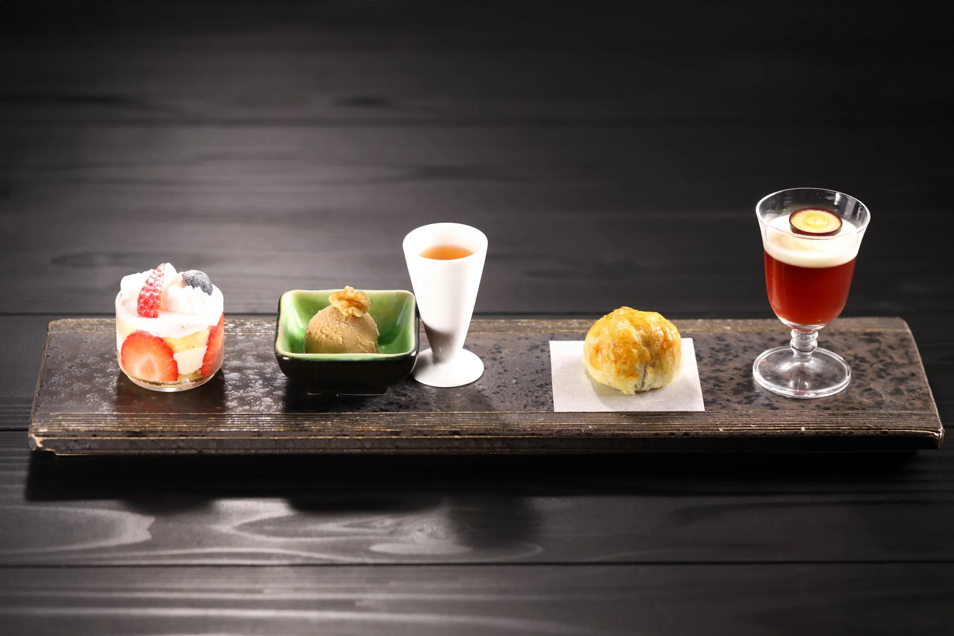 豪華なデザートと飲み物の盛り合わせ