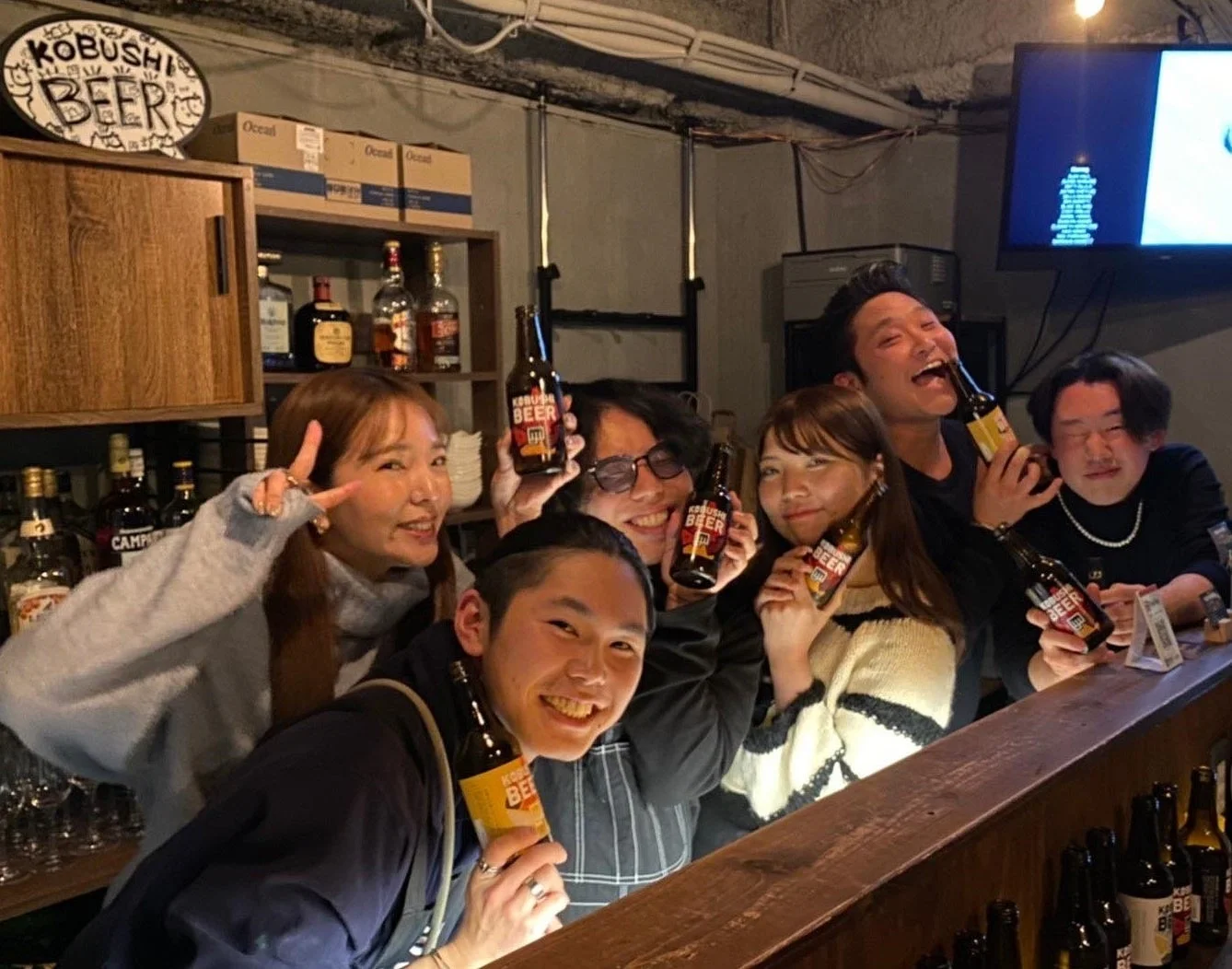 KOBUSHI BEERを片手に交流する人々