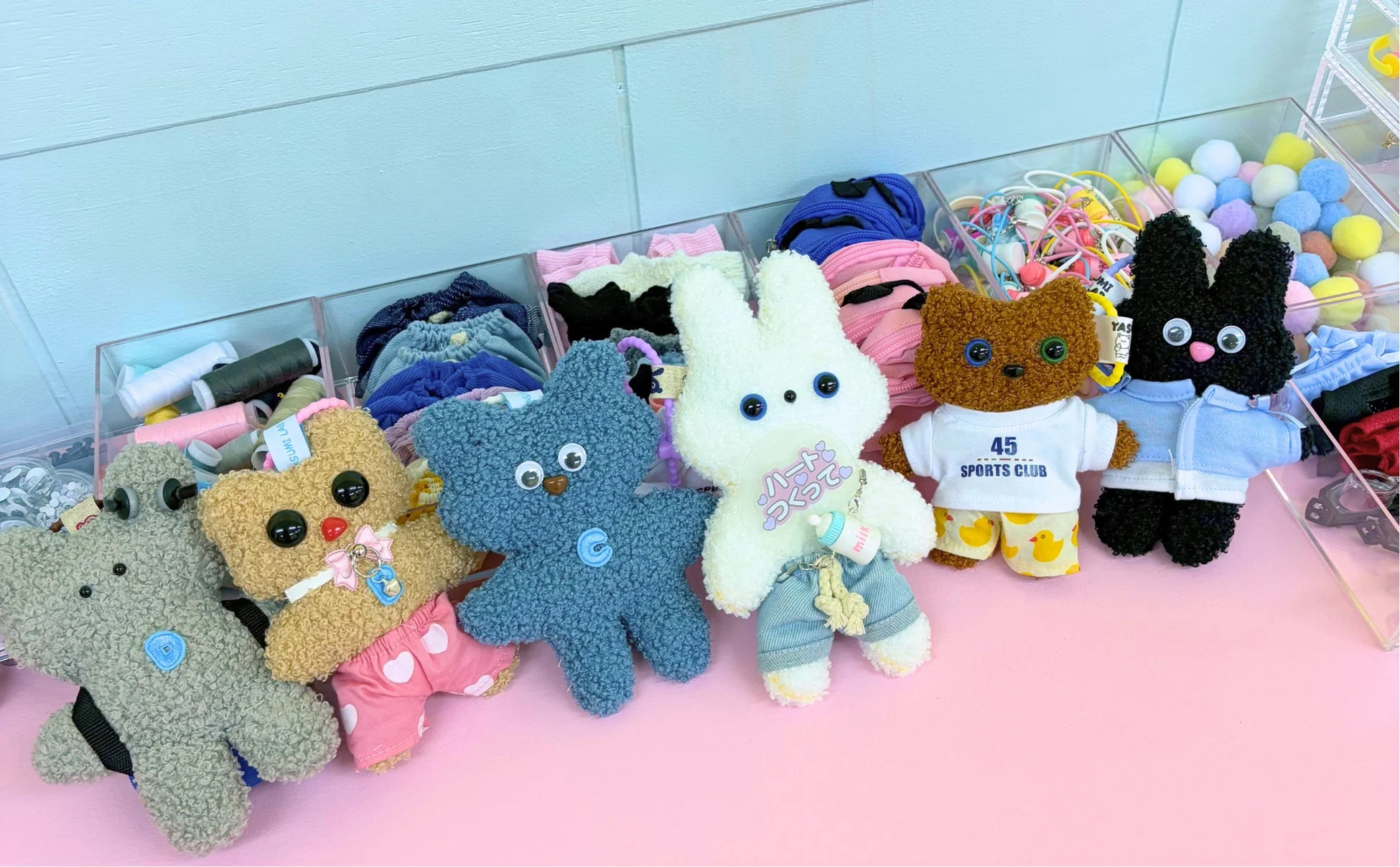 完成したぬいぐるみと手芸材料