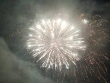 夜空に打ち上げられた白い花火