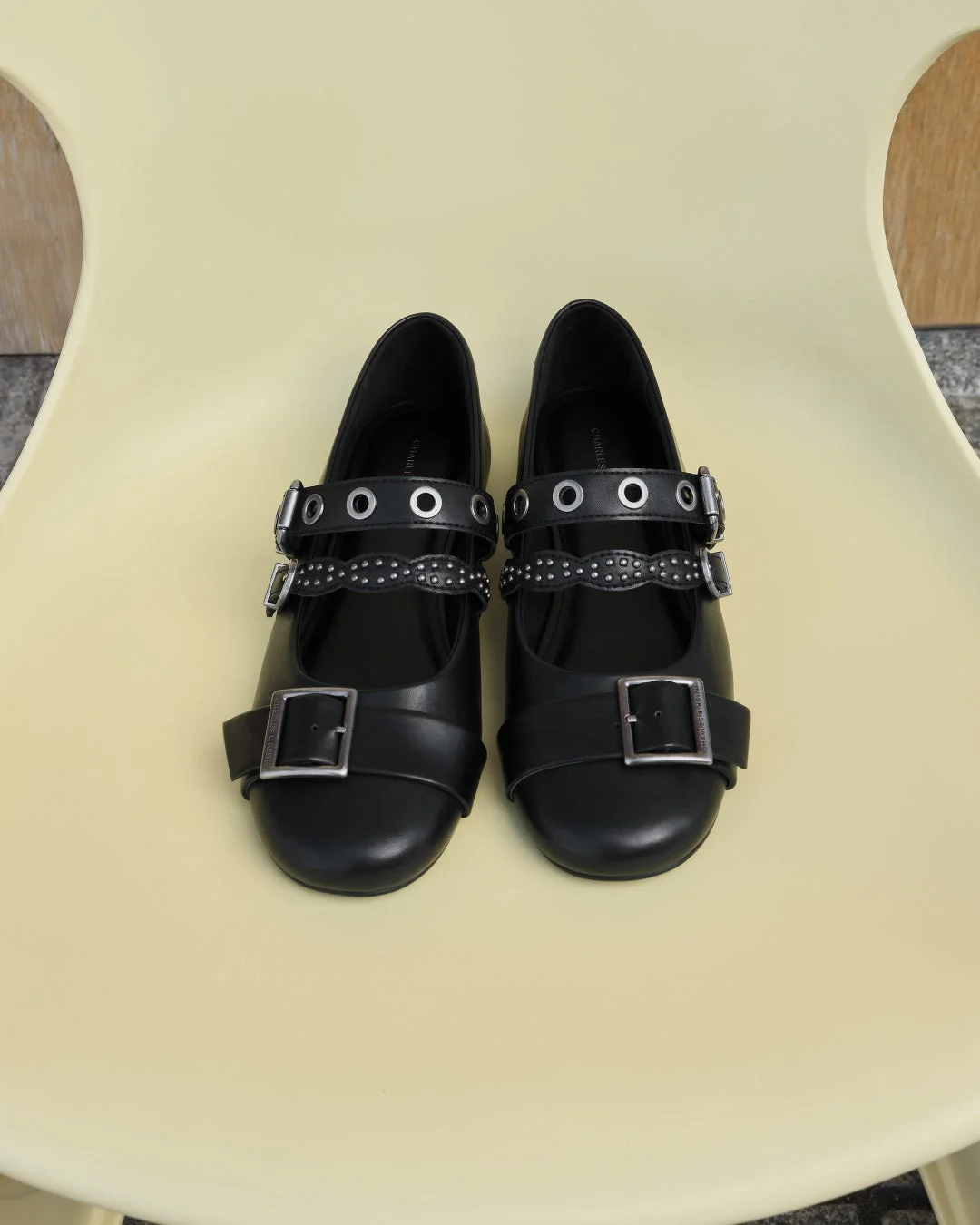 CHARLES & KEITHの黒いメリージェーンシューズ