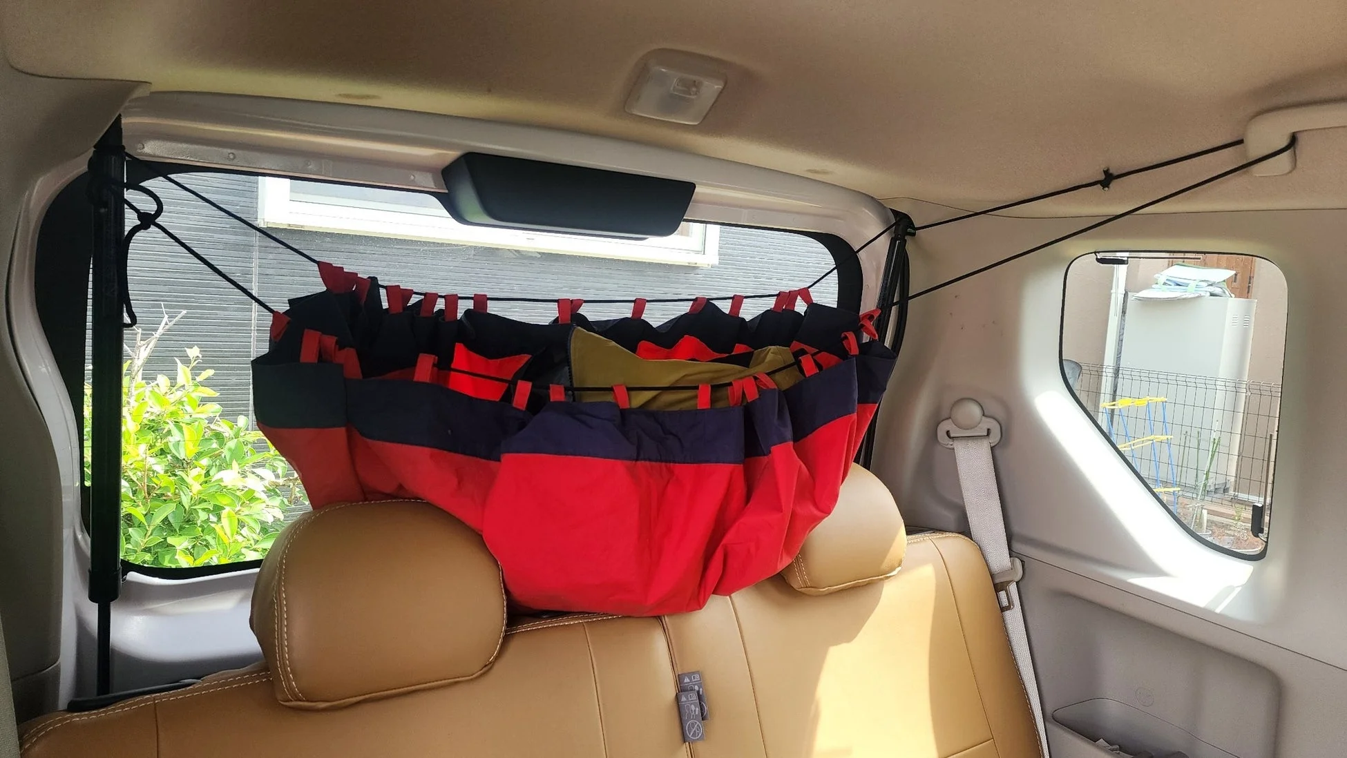 車内でizatokiを吊り下げ収納として使う様子