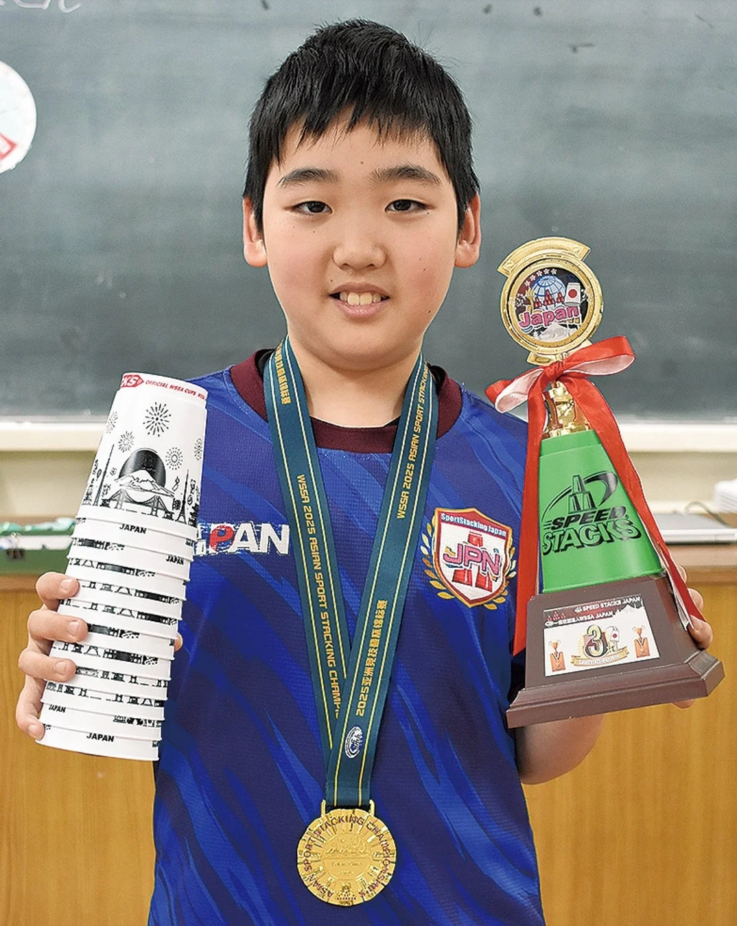 メダルを持つ少年