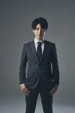 スーツ姿の男性、yueさん
