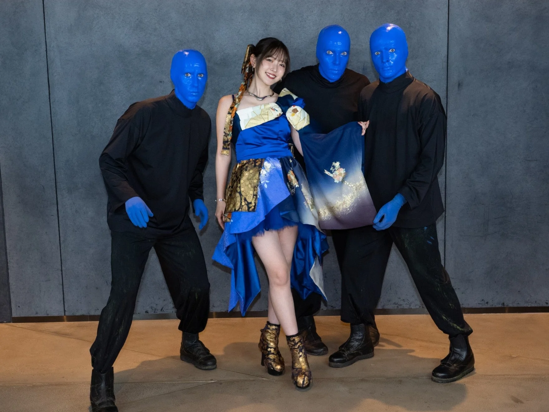 青いドレス姿の鈴木愛理さんとブルーマングループ