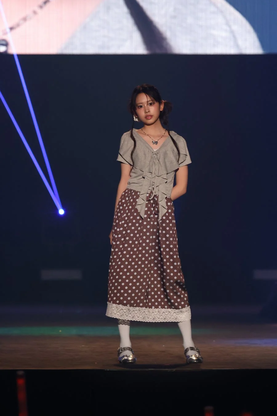 WEGOのルックを着た女性モデル