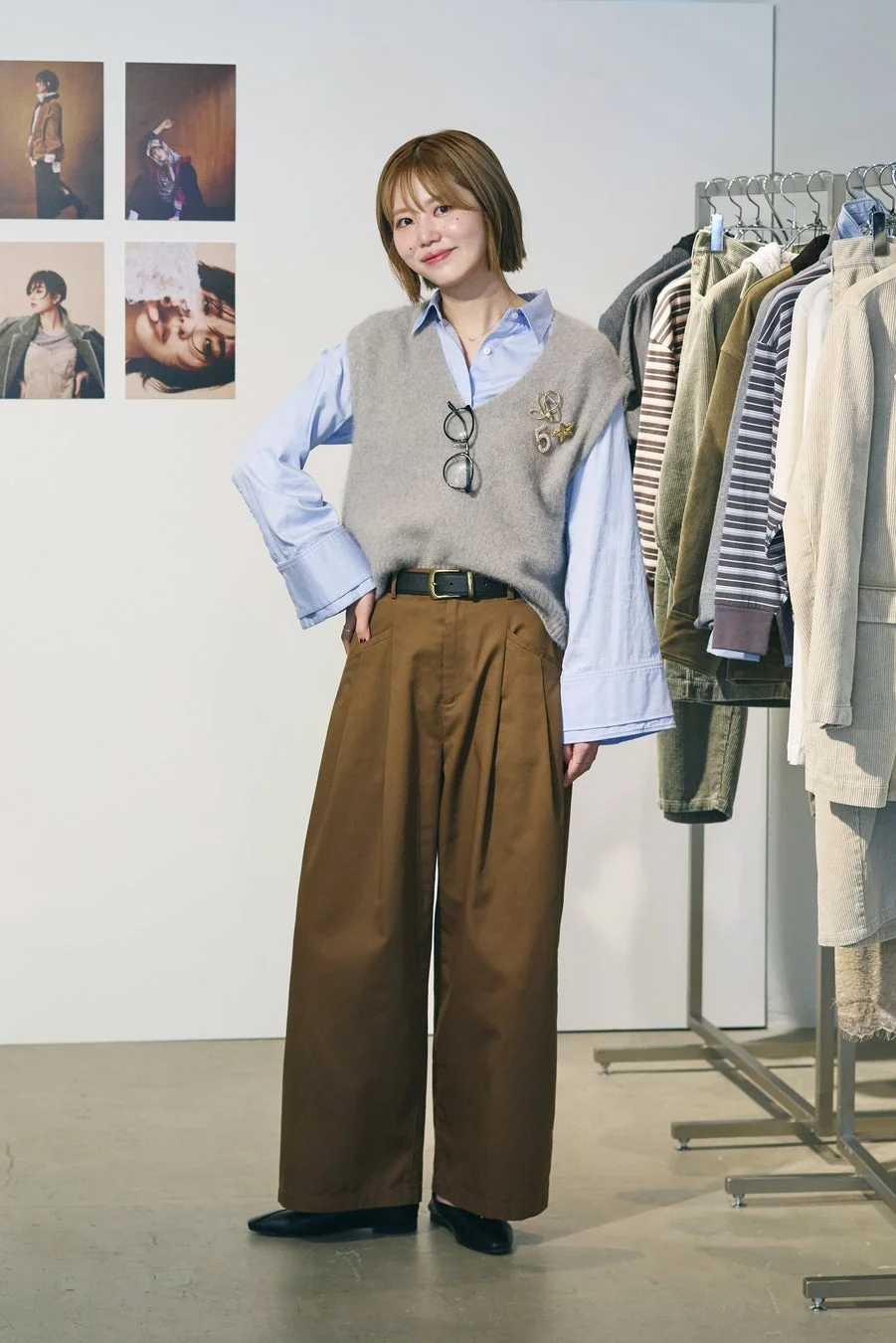 プレスの方のニットベストとシャツのレイヤードコーデ