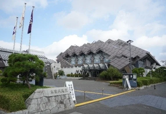 独特の多面的な屋根が特徴的な東京武道館の外観