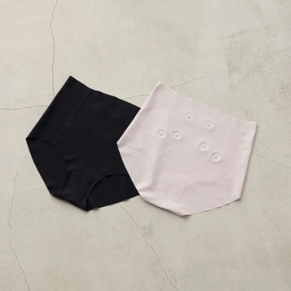 黒と薄ピンクのシームレスなショーツが床に置かれている画像