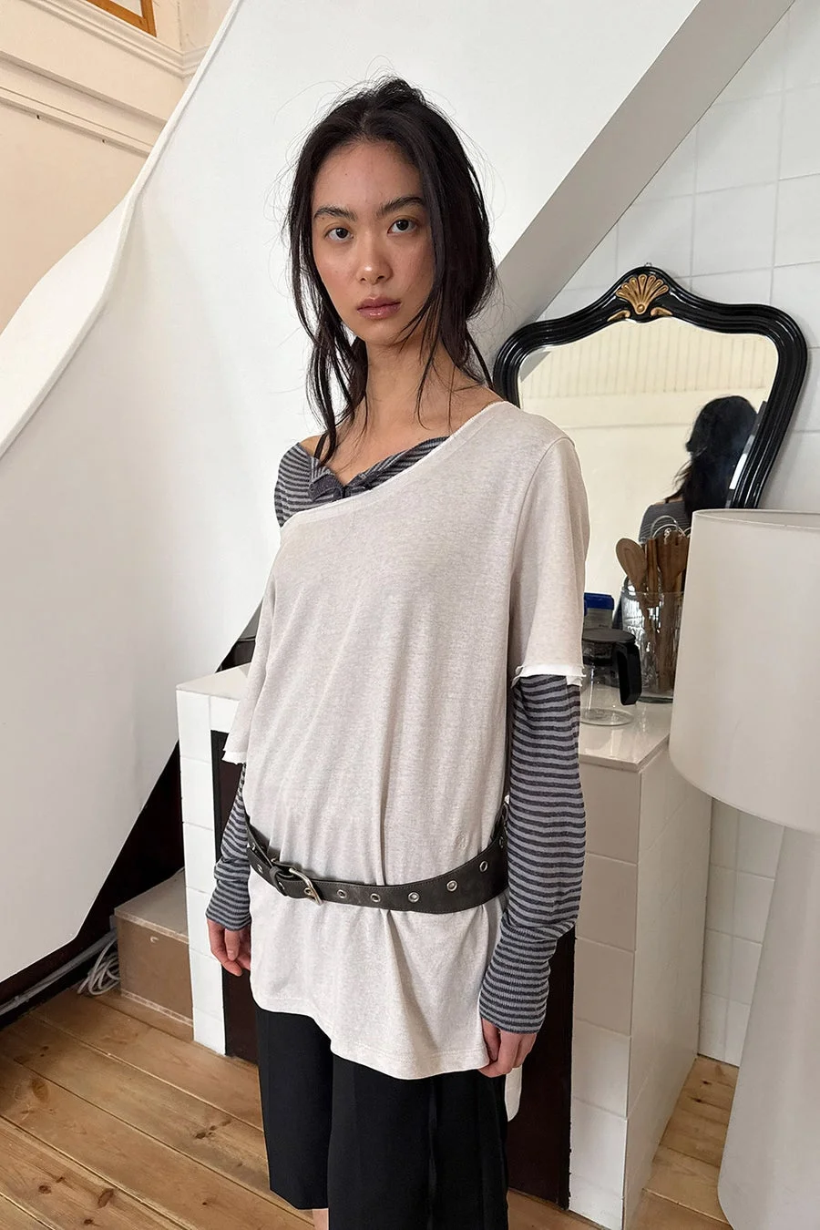 DIAGONALのストライプシャツを着用した女性