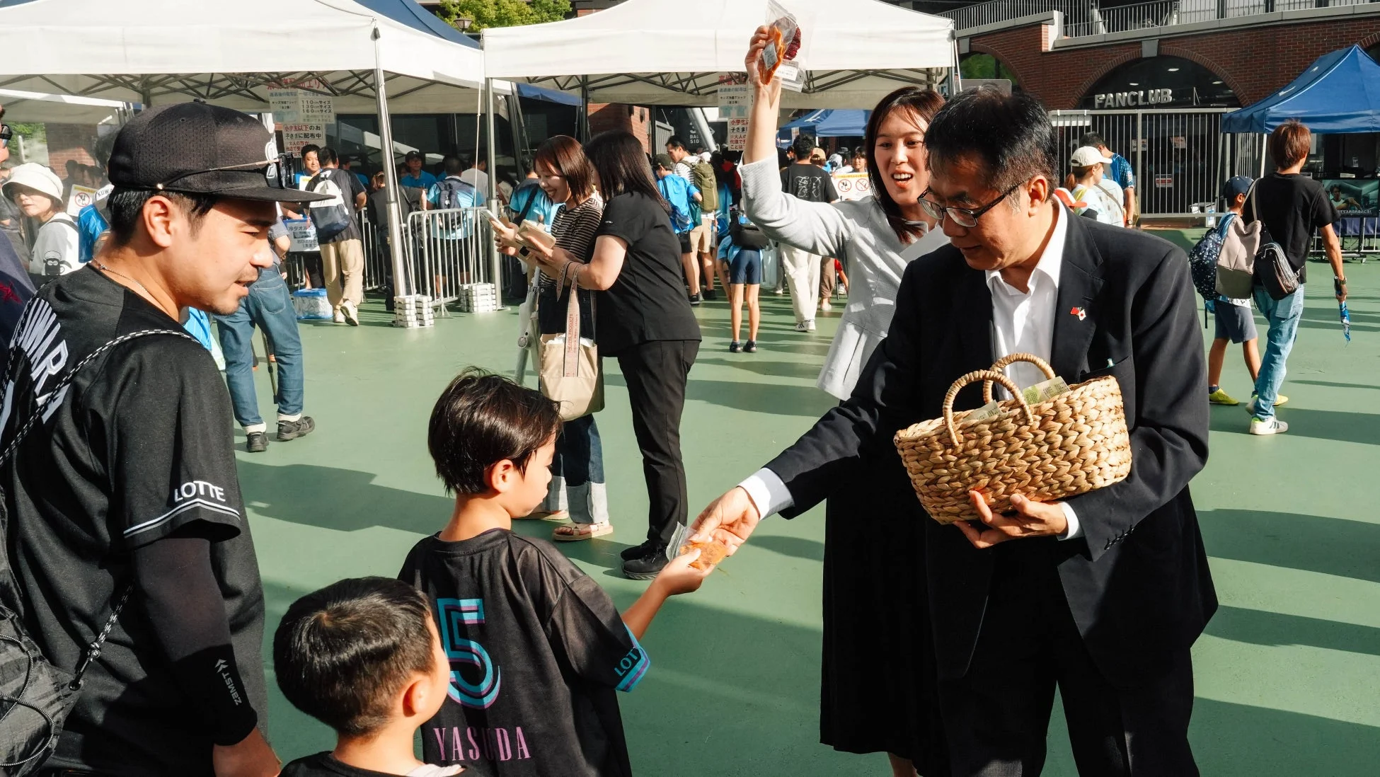 子供たちにグッズを配布する様子