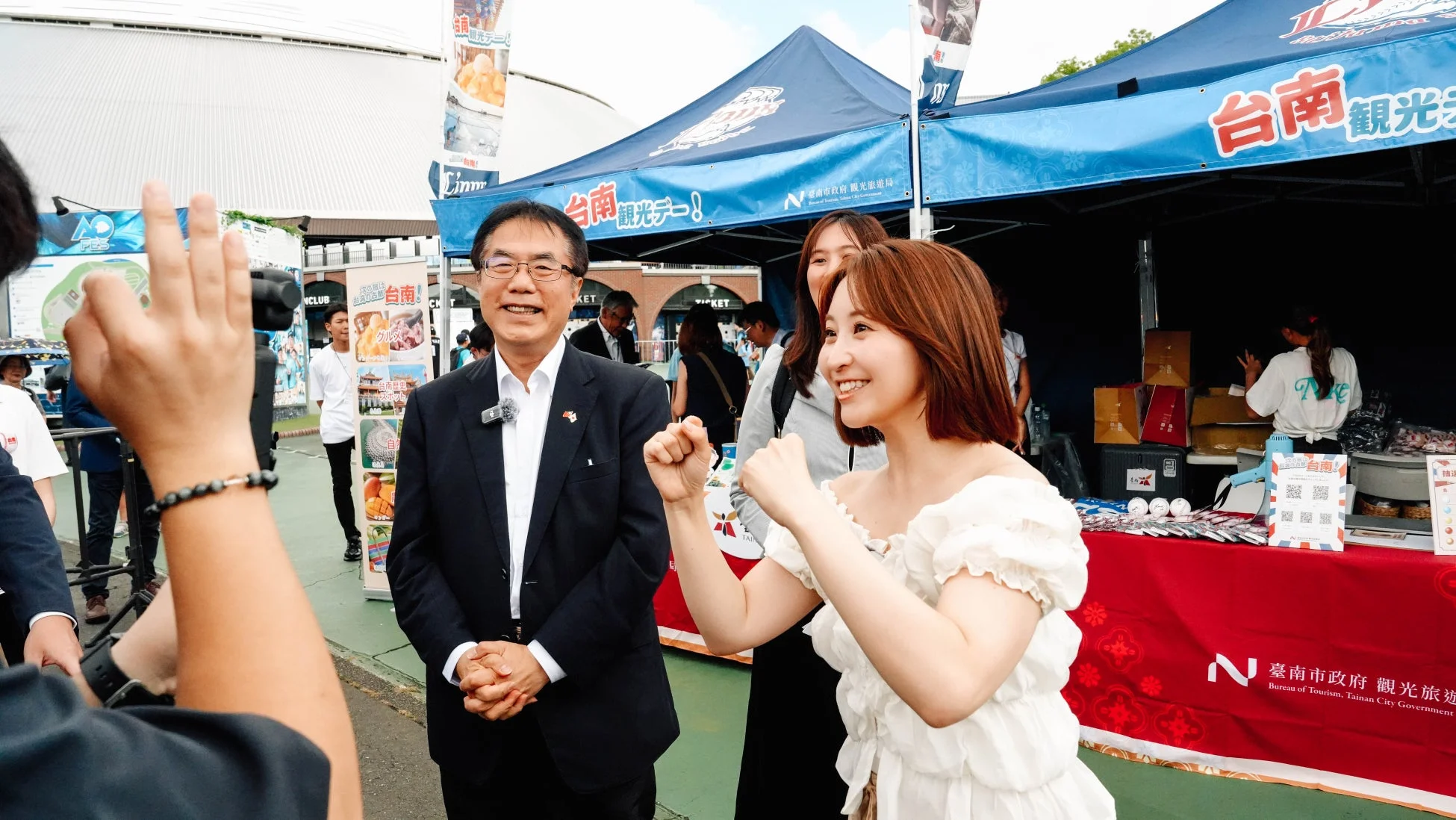 黄市長とスタッフ、ブース