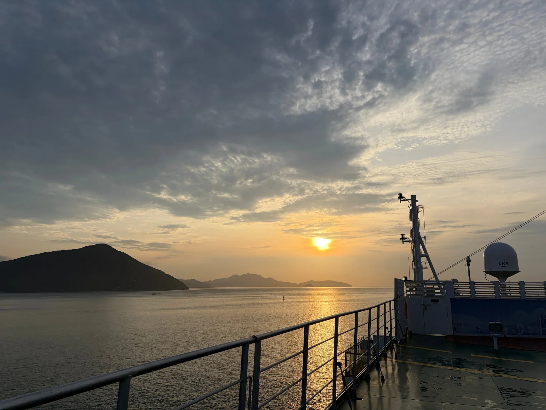 船の甲板から見た夕日