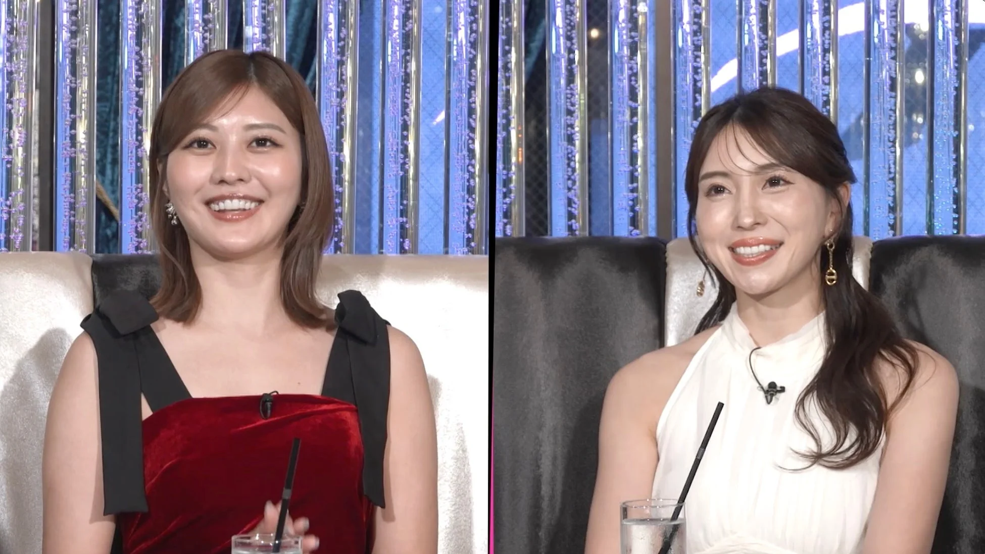 テレビ番組のスタジオで、笑顔の女性2人がソファに座って会話している様子