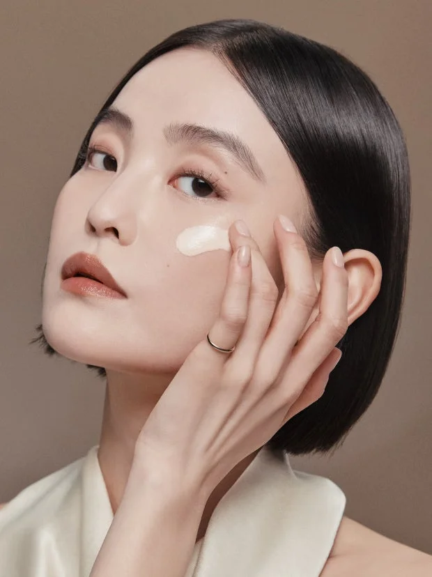 ファンデーションを塗る女性