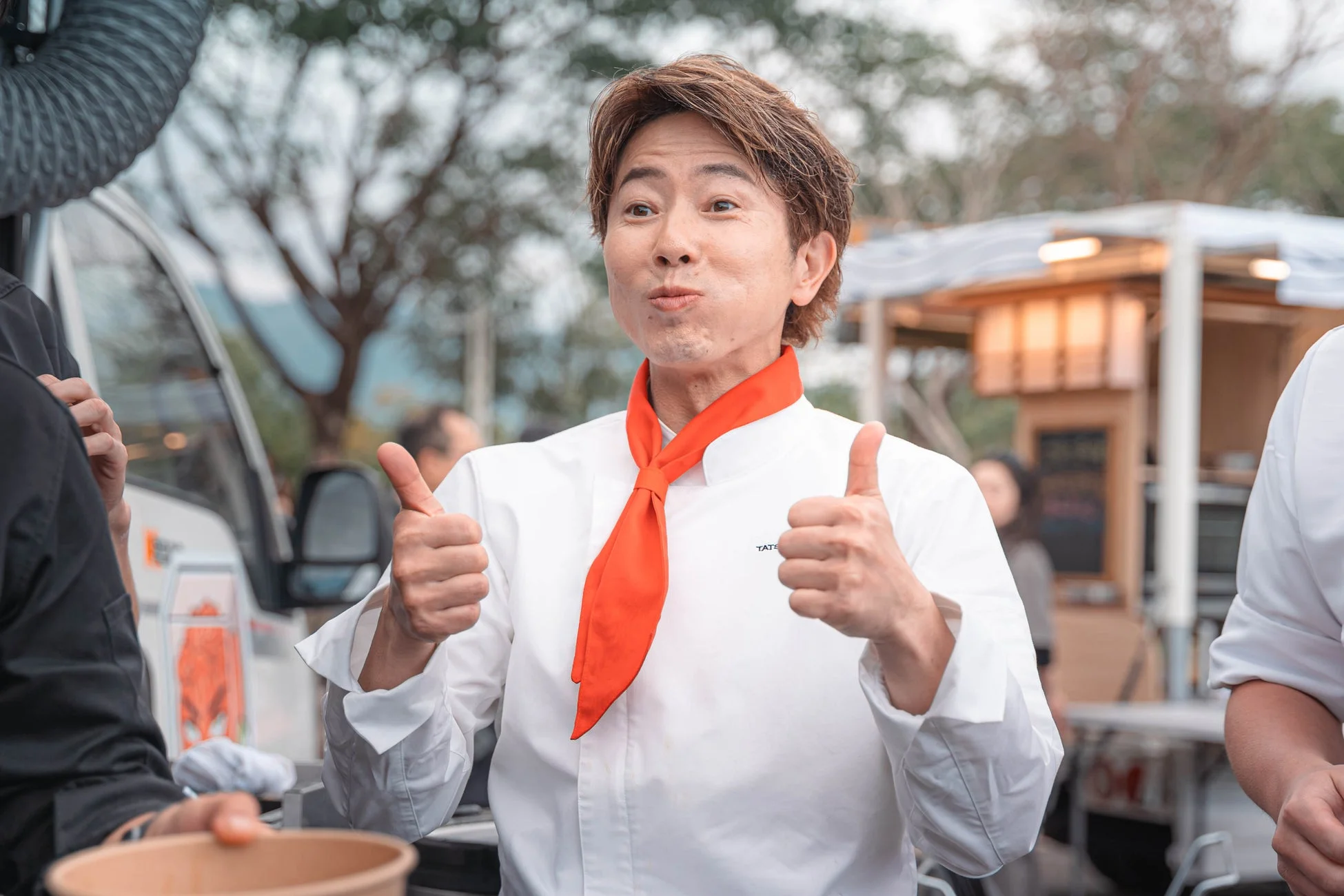 笑顔でサムズアップする川越シェフ