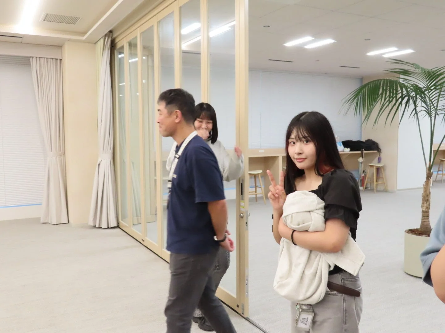 笑顔でイベント運営に取り組む学生たち