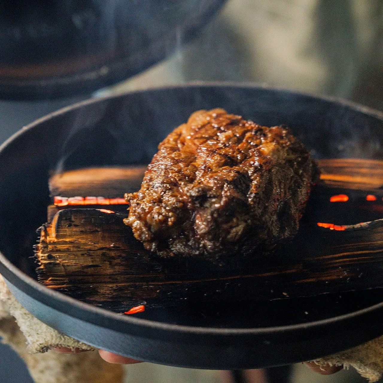 薪火で焼かれる肉料理