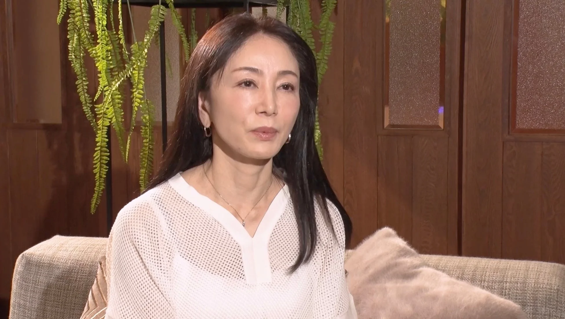 ソファに座る坂村かおるさん