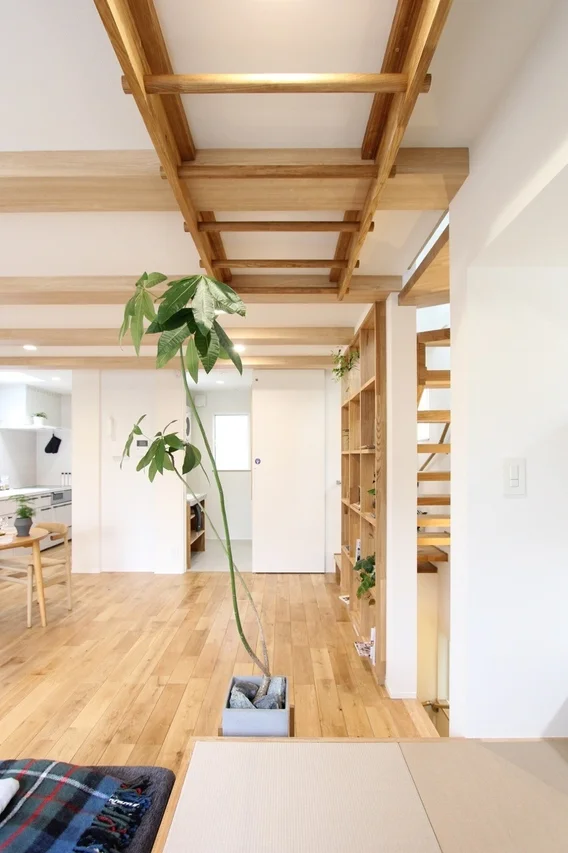 モダンインテリア,木製家具,観葉植物,リビング,ダイニング,吹き抜け,和モダン,ナチュラルテイスト,木目調,おしゃれな家
