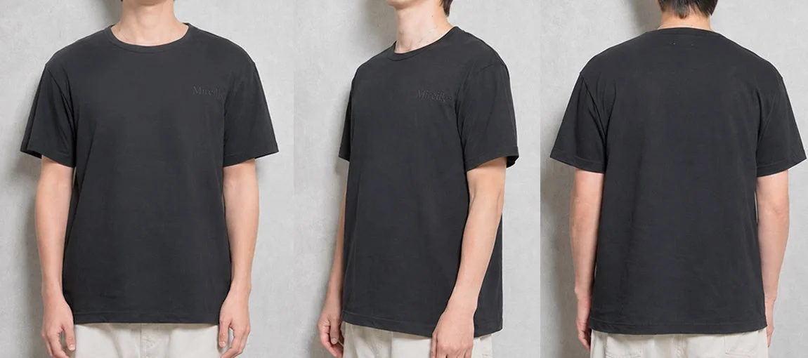 男性がダークグレーの半袖Tシャツを着用している商品画像。Tシャツの胸元には「Mirelle」の文字が控えめにデザインされており、前面、側面、背面からの3つのアングルで紹介されています。
