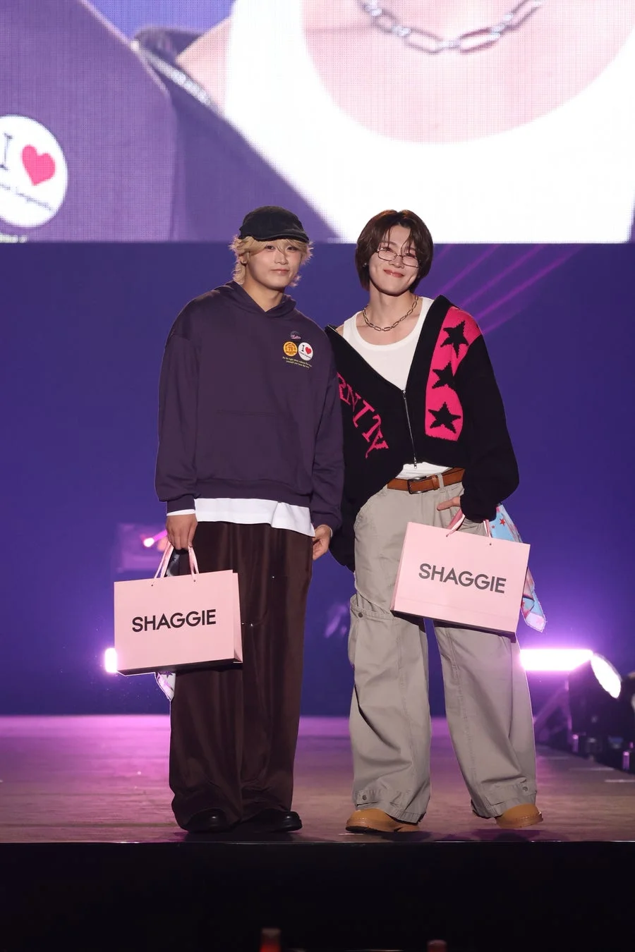 SHAGGIEのルックを着た男性モデル