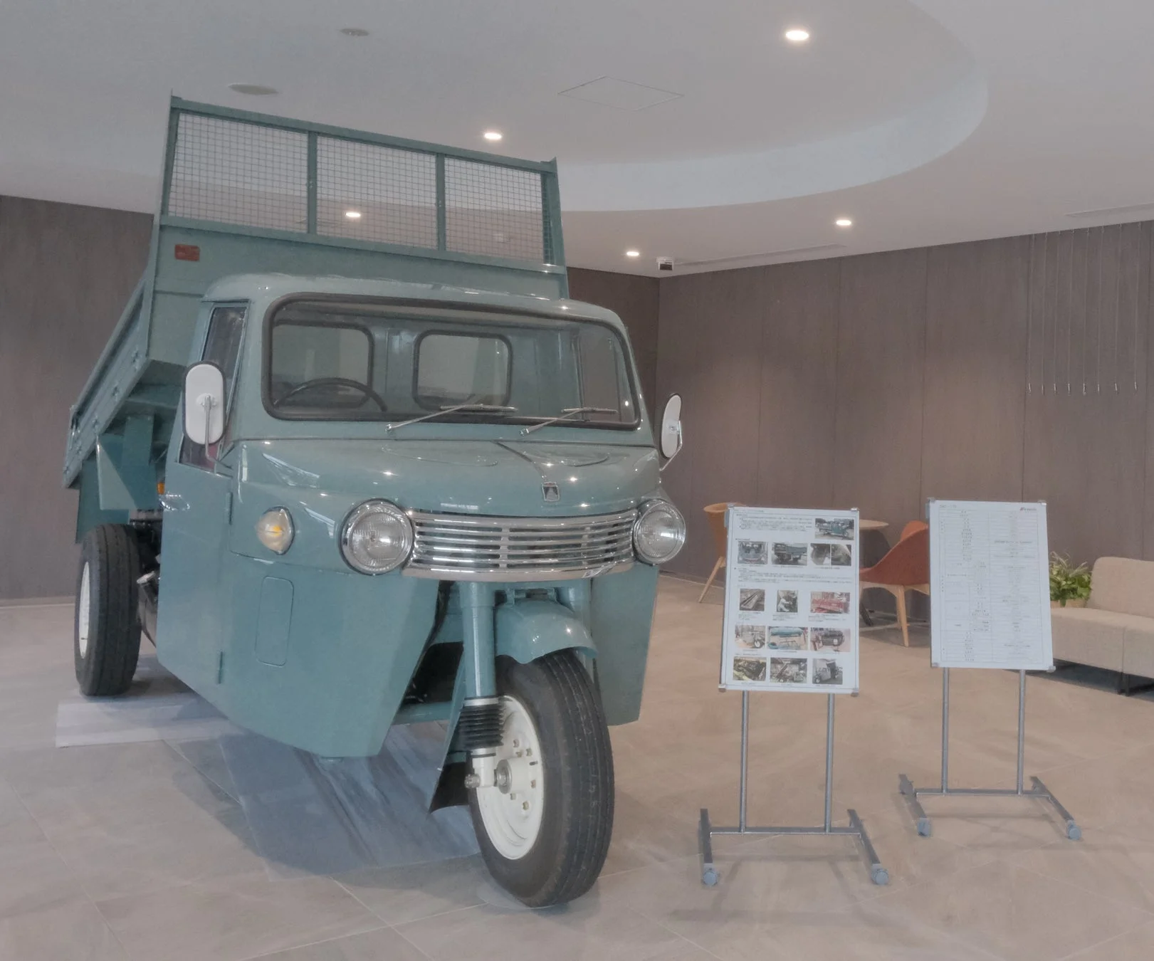 1964年製の3輪ダンプトラック