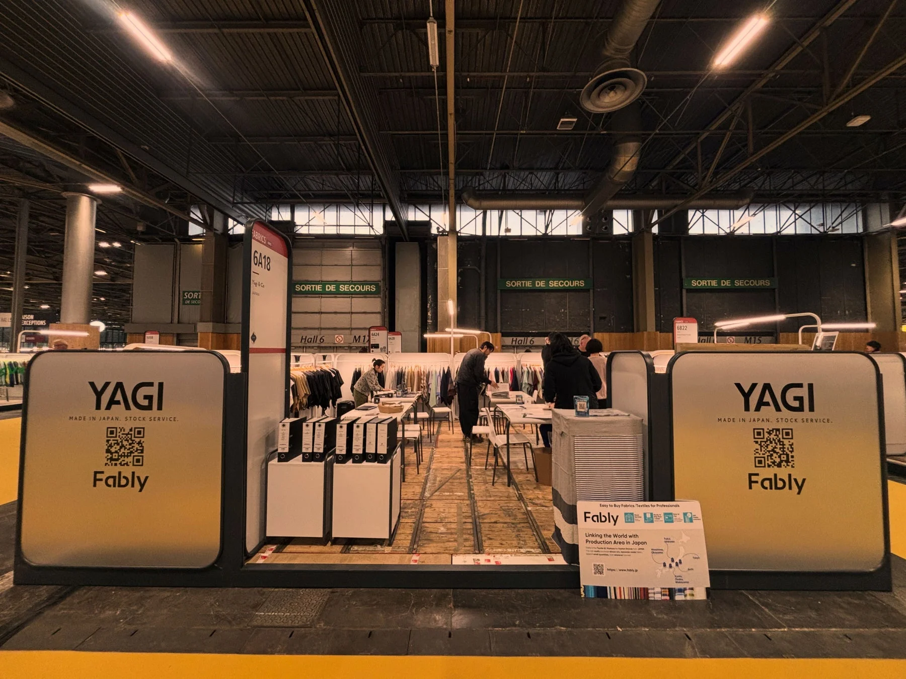 展示会場内のYAGIとFabLyのブース