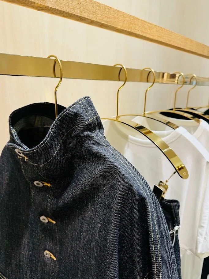 店舗内のメンズコレクションらしきデニムジャケット