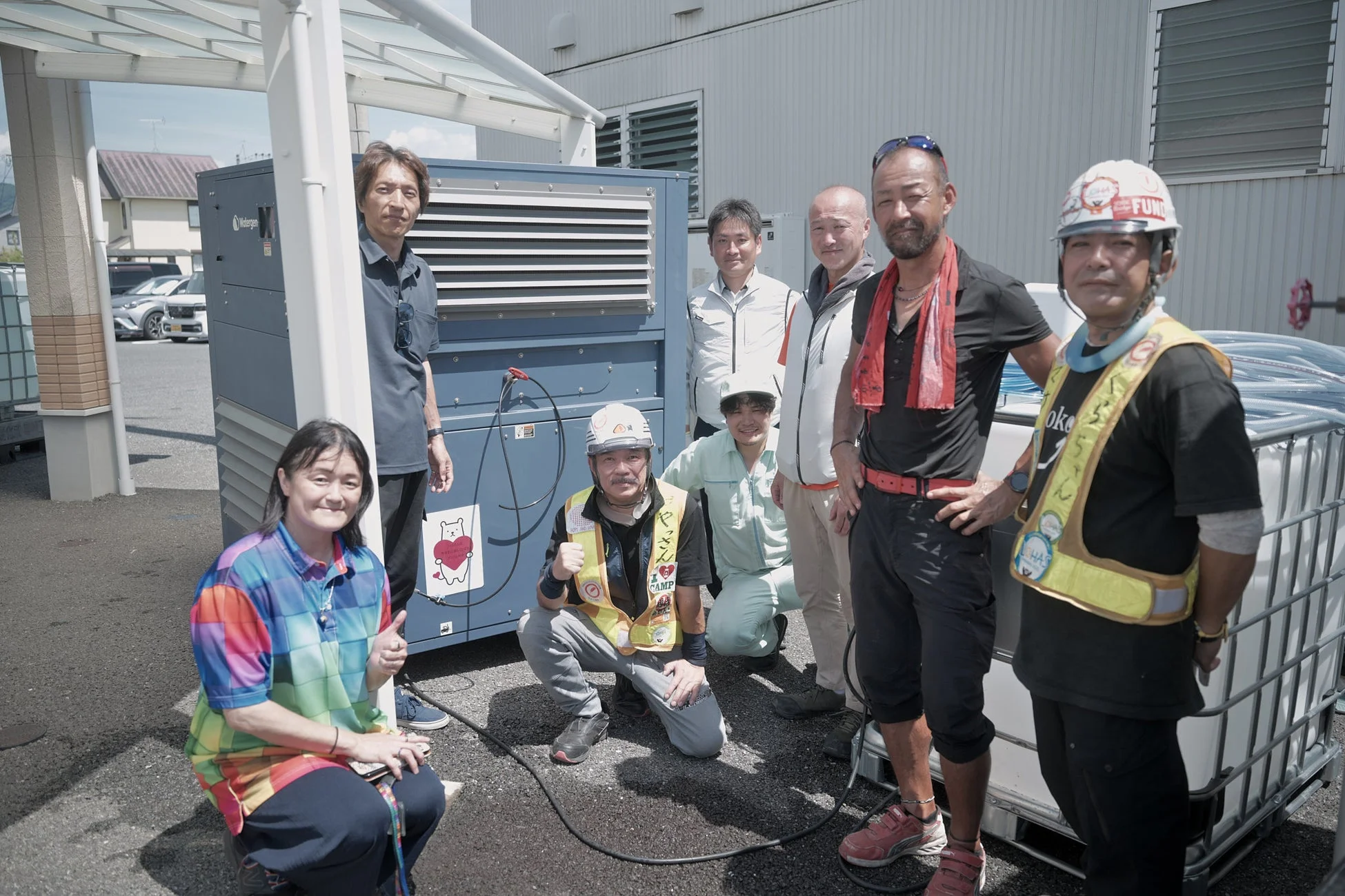 笑顔で集まる作業員らしき人々