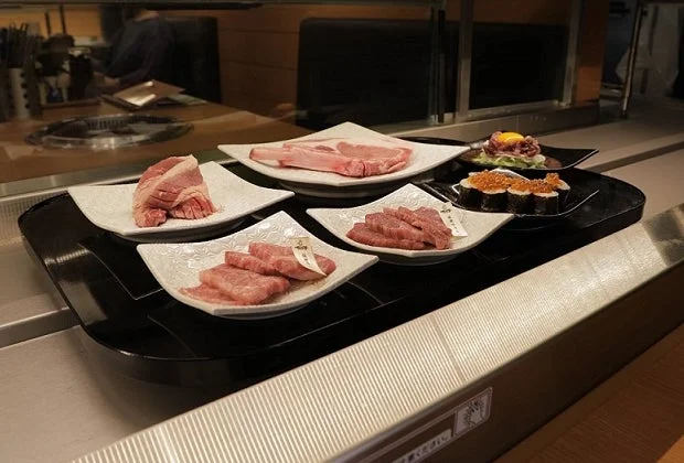 レーンで運ばれてくる肉