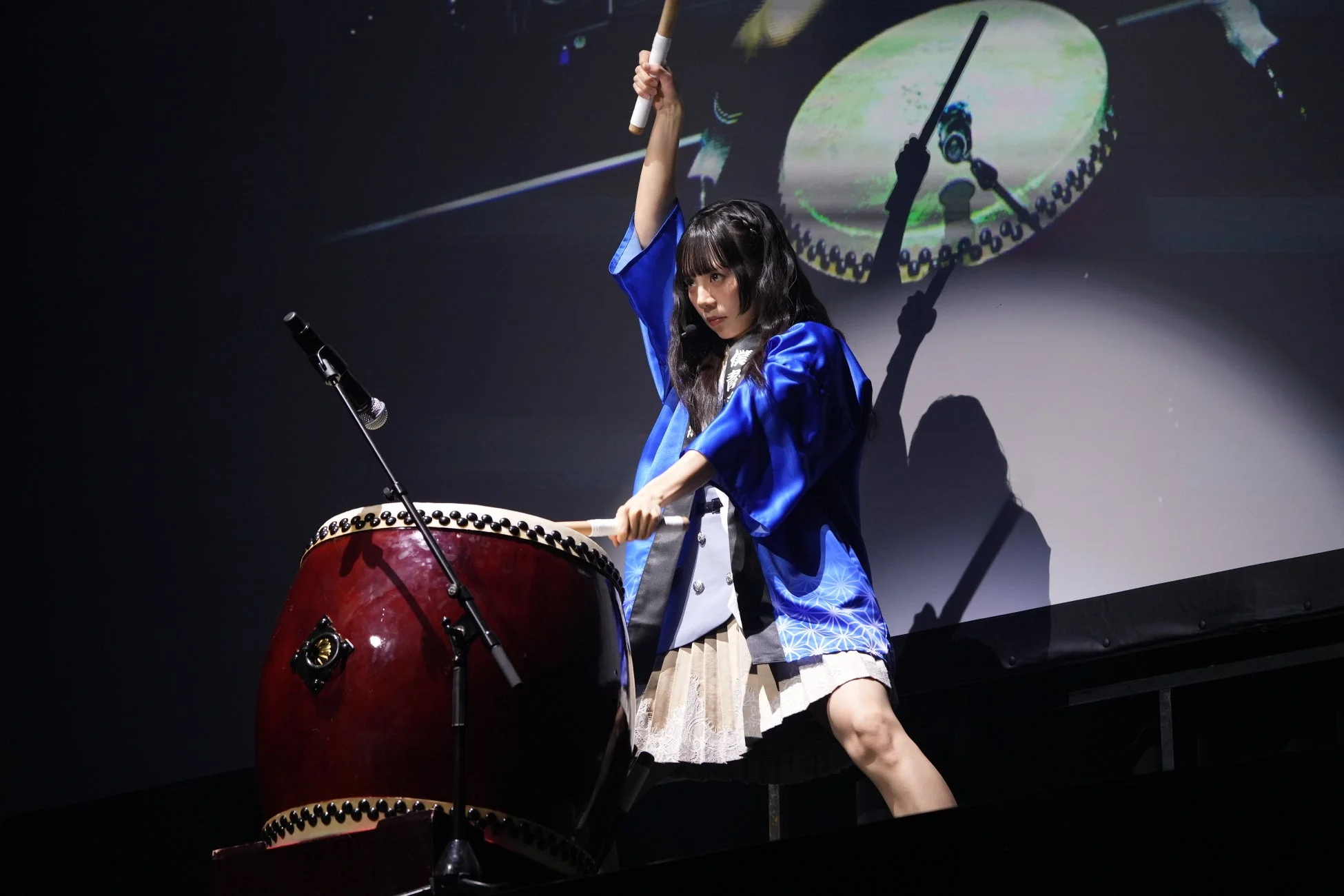 塩釜菜那さんの和太鼓