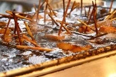 熱々の油で多数の串揚げが調理されている様子