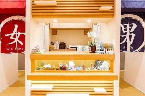 男女の区別を示す暖簾が特徴的な和風のカウンター