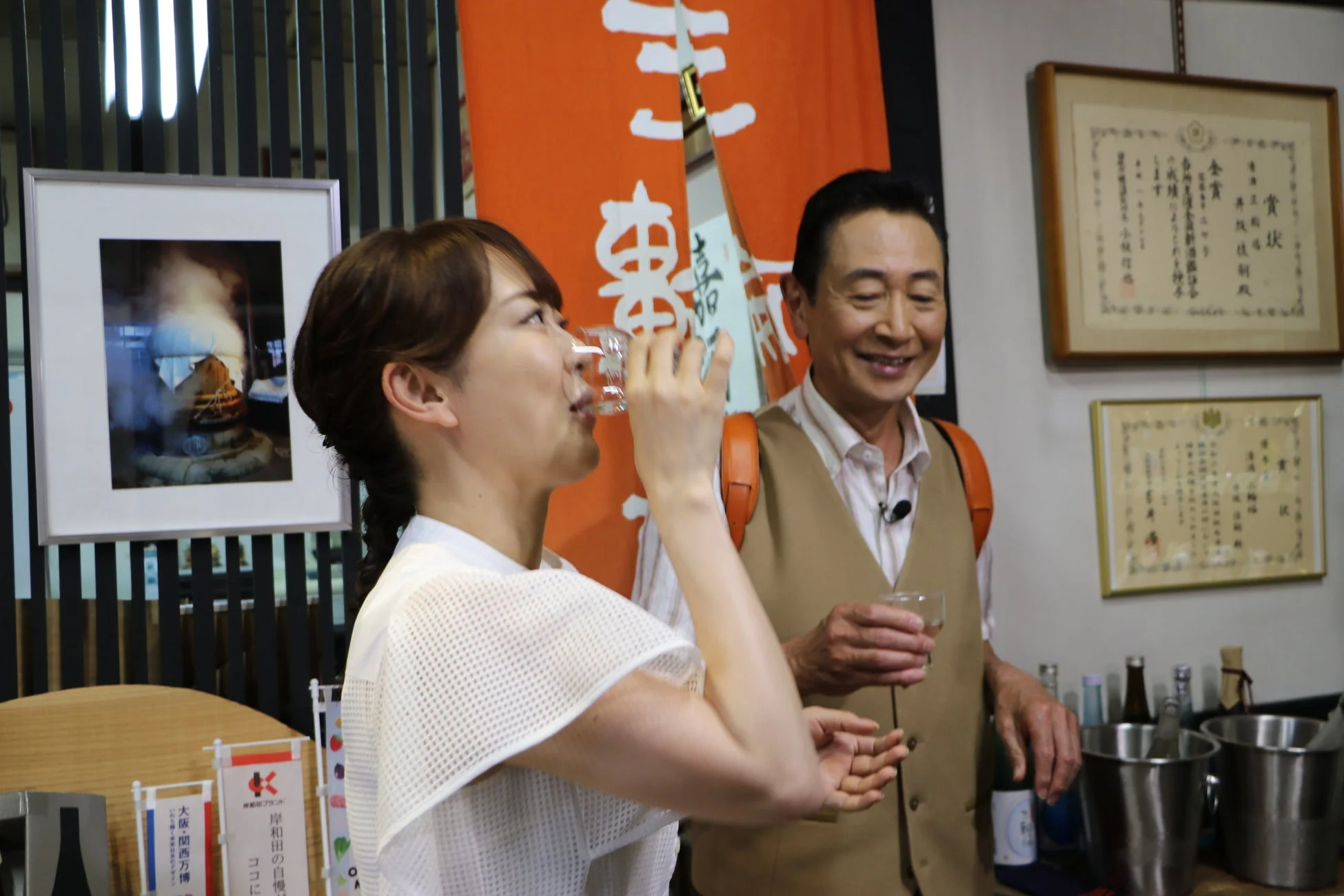 井坂酒造場で日本酒を試飲する丘みどりと三田村邦彦