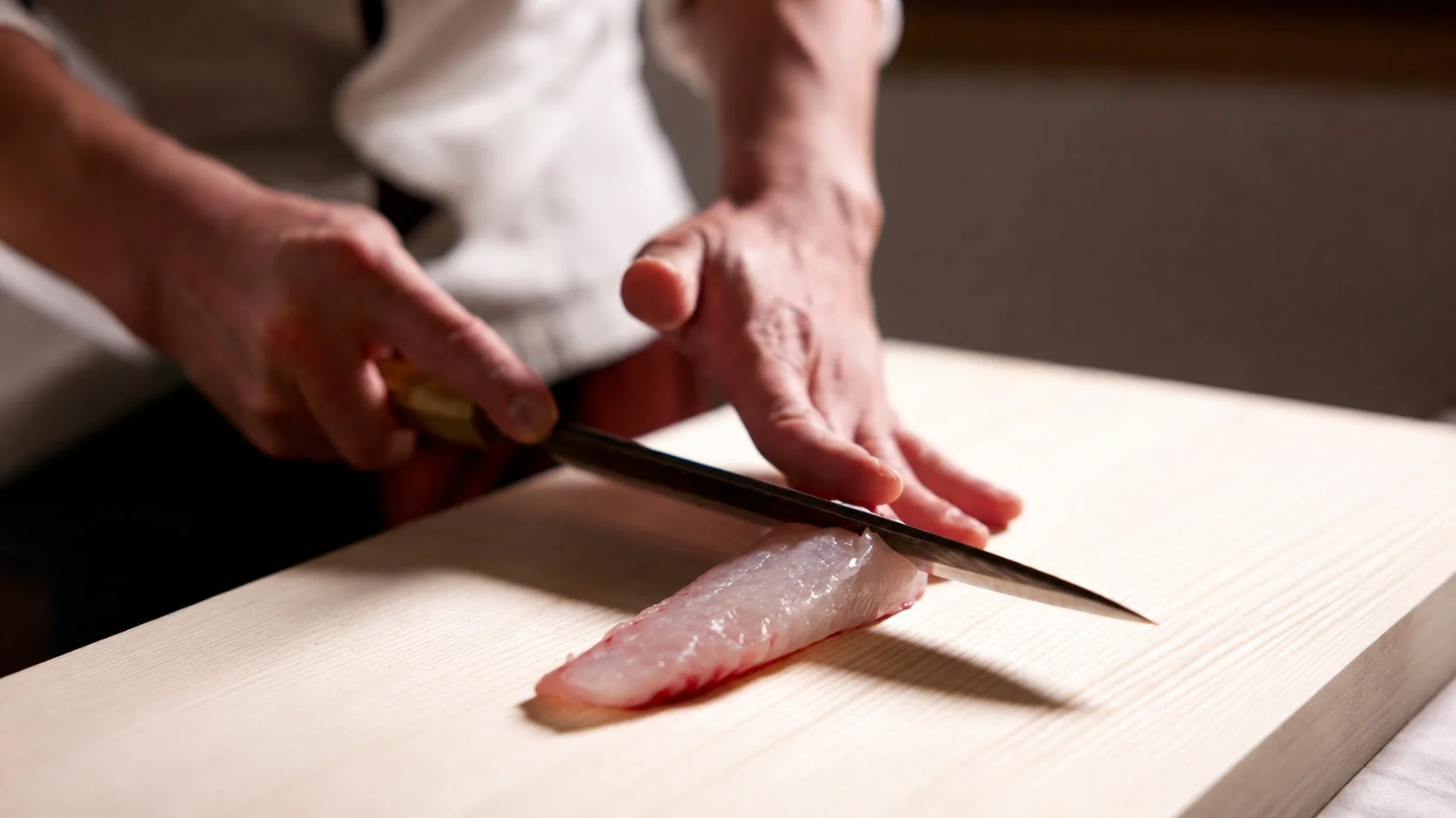 職人が魚を捌く様子