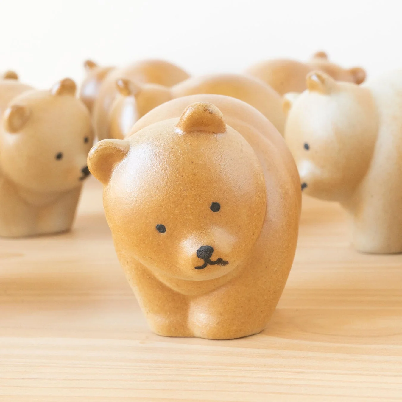 複数の可愛らしいクマの置物