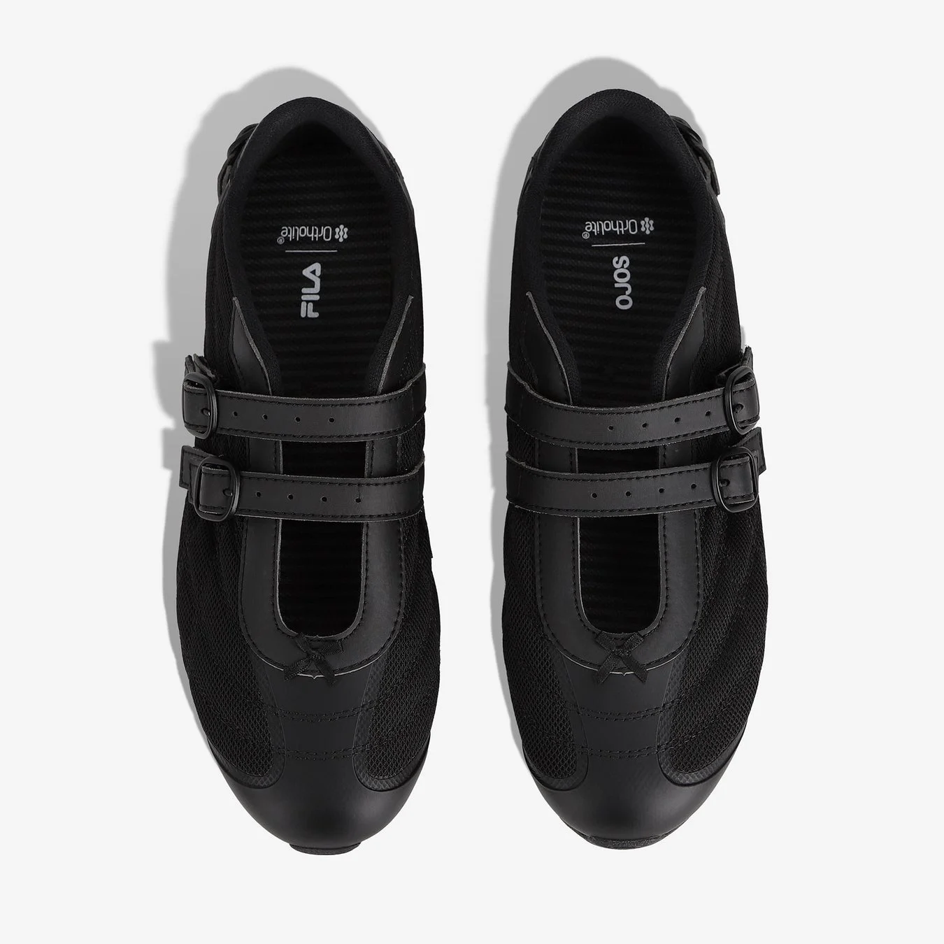 白い背景に置かれた黒いメッシュ素材の靴のペア。ストラップとバックルが特徴的で、Ortholite、FILA、SOROのロゴが見えます。