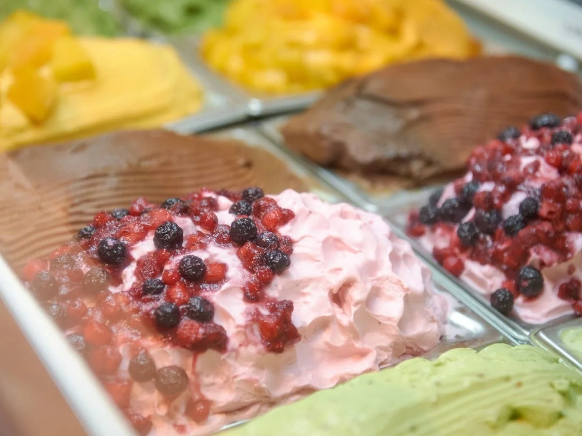ショーケースに並んだジェラート
