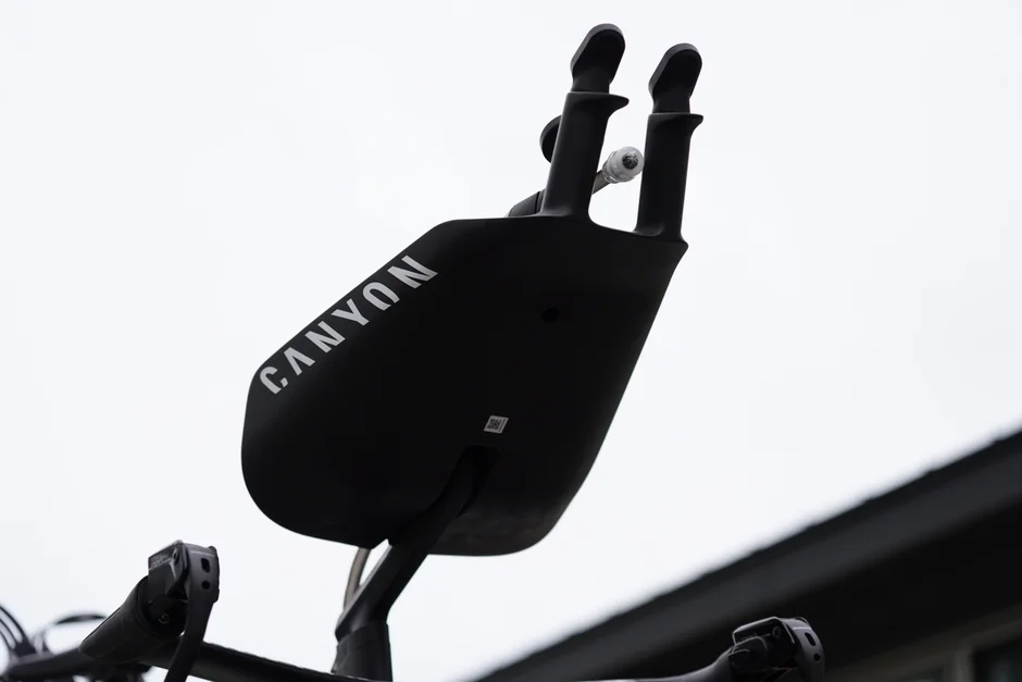 Canyonブランドのタイムトライアルバイクまたはトライアスロンバイクのコックピット部分をクローズアップした画像。エアロバーと一体化した黒いストレージまたはハイドレーションシステムが見える。