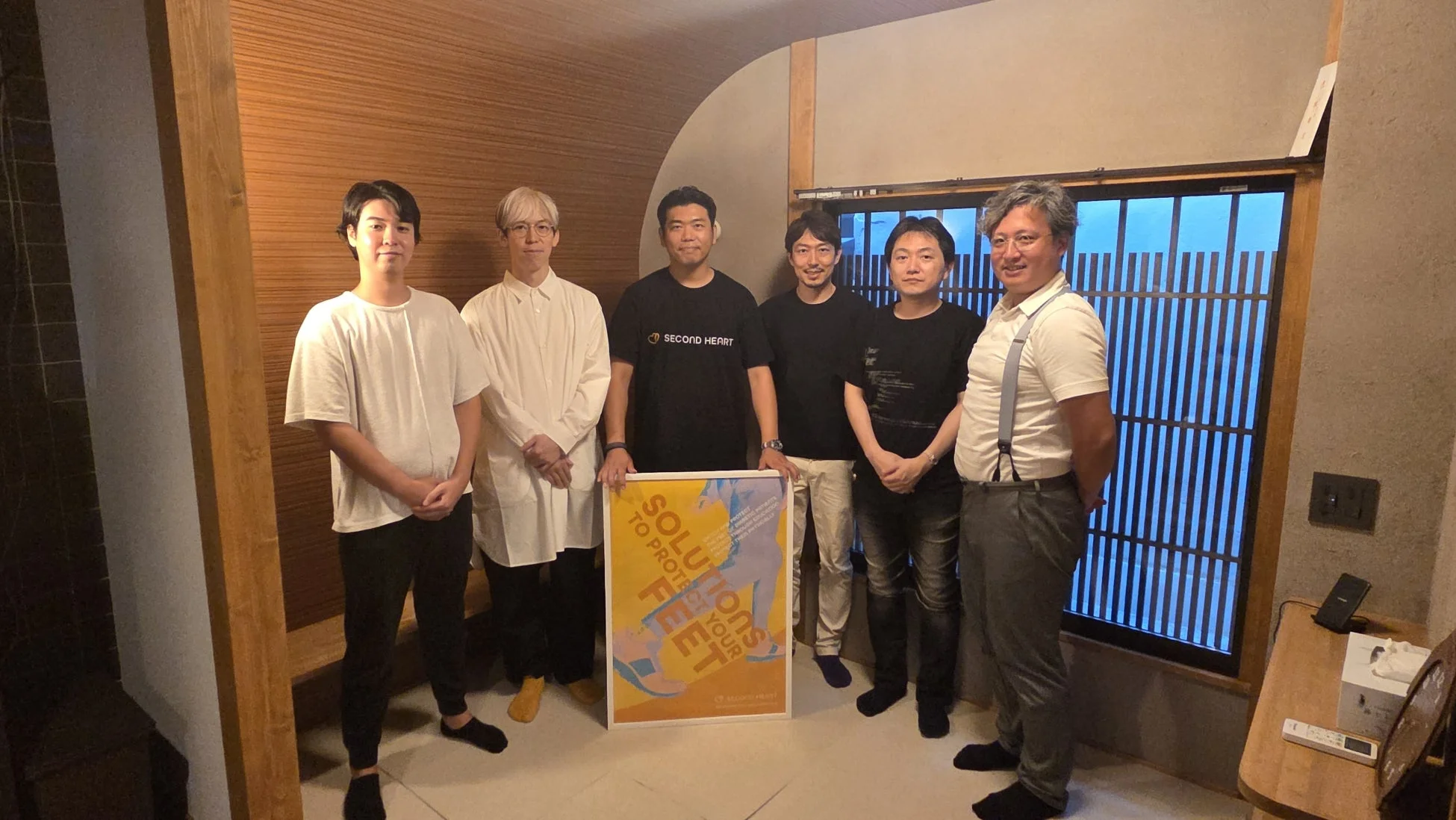 ポスターを囲む人々