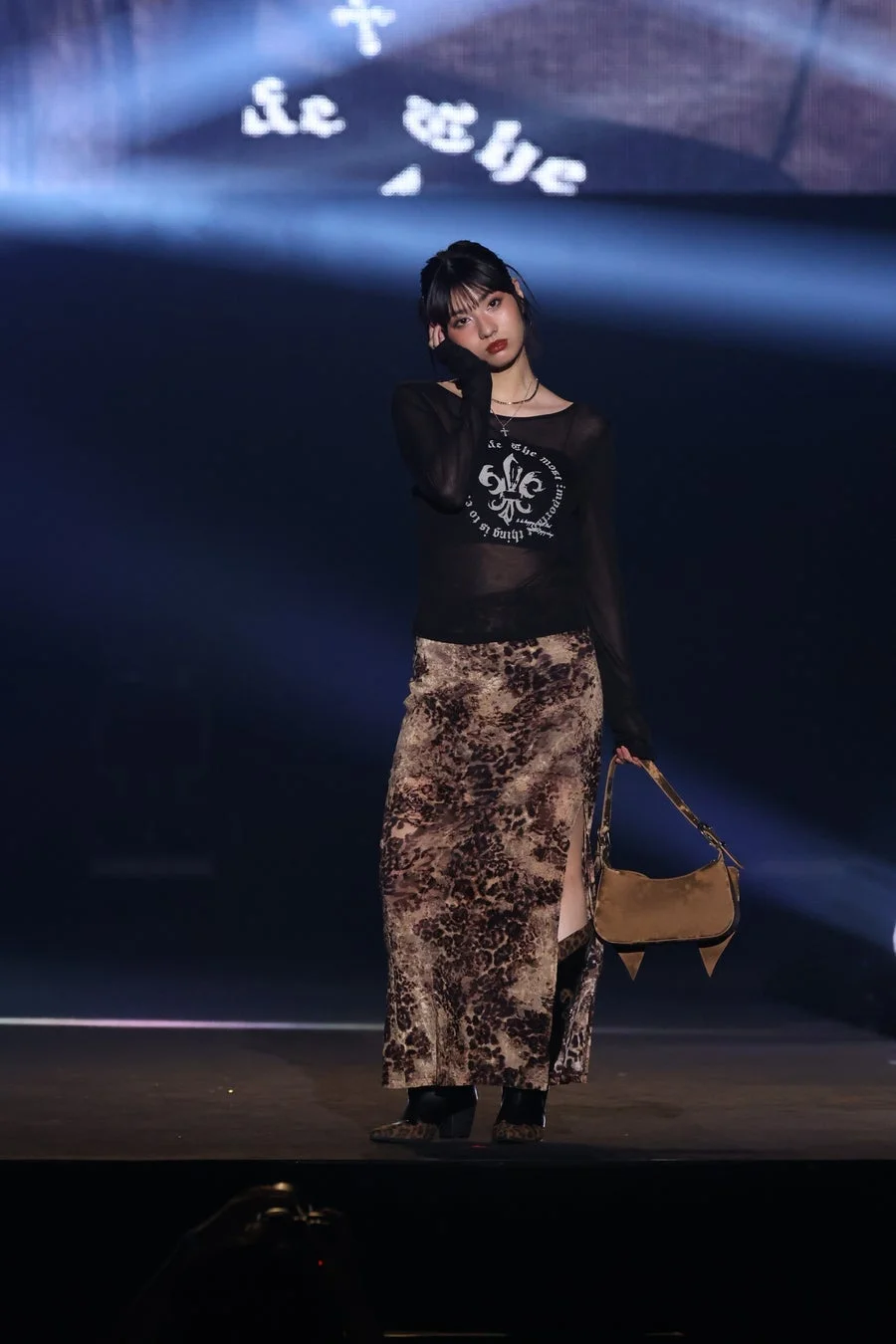 EVRISのルックを着た女性モデル