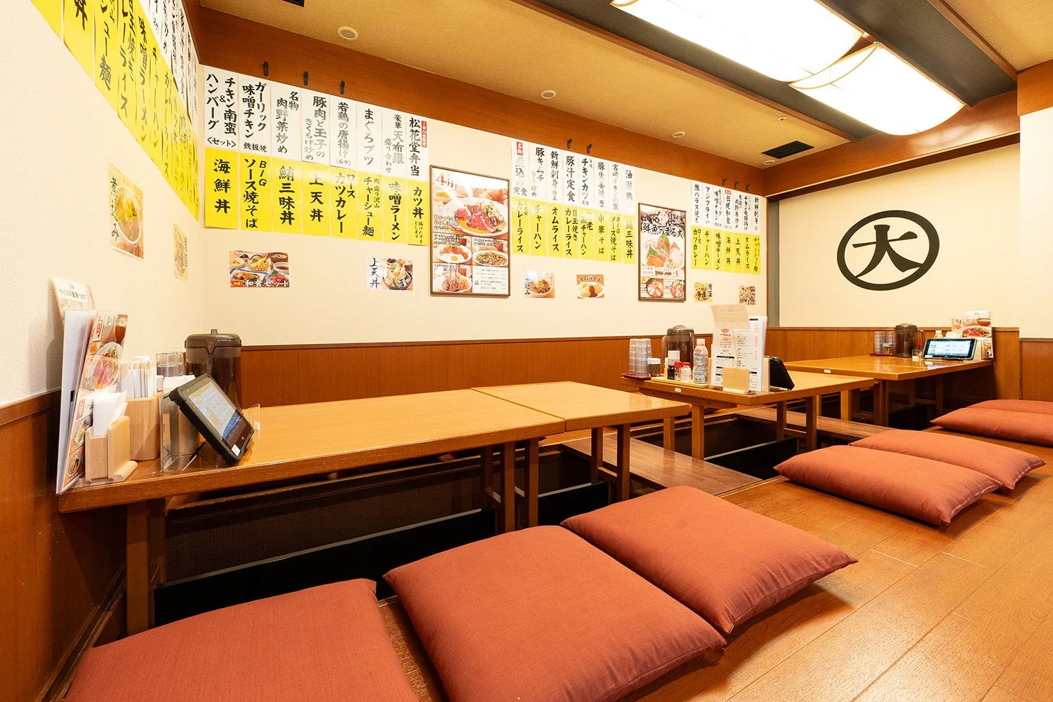 飲食店 レストラン 和食 定食屋 居酒屋 食事処 掘りごたつ 小上がり 座敷 メニュー 料理 内装 日本 カジュアル 大衆食堂 食堂