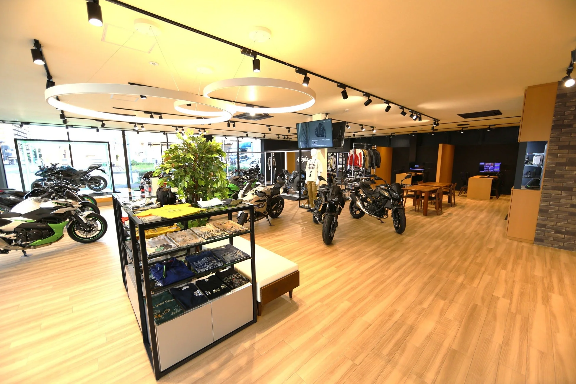 明るい店内