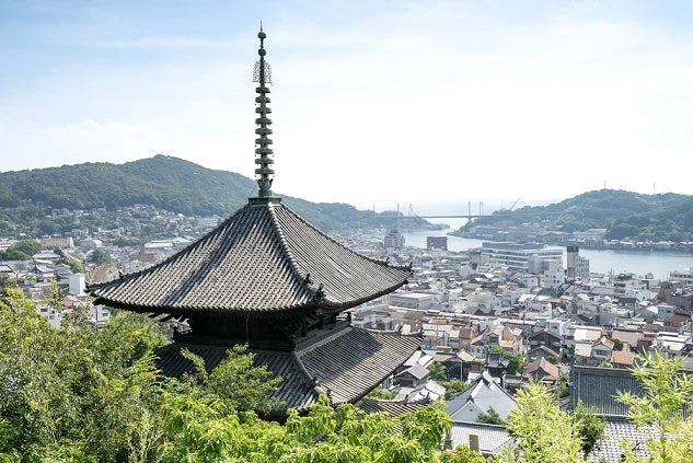 尾道の仏塔と港町の風景