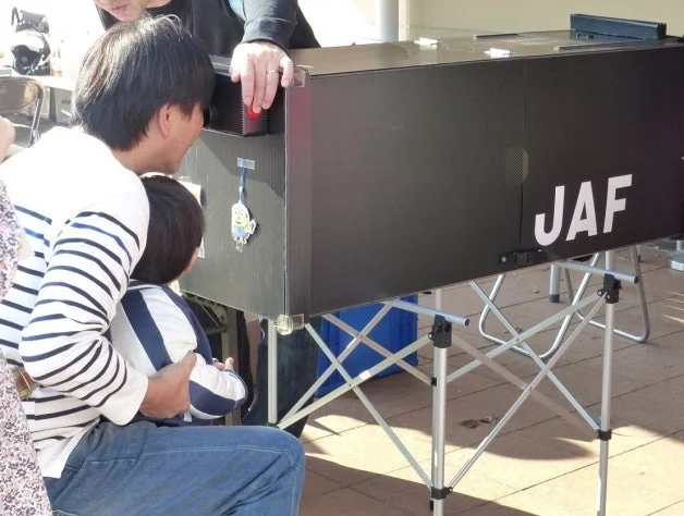 反射材効果体験「リフレクBOX」の利用風景