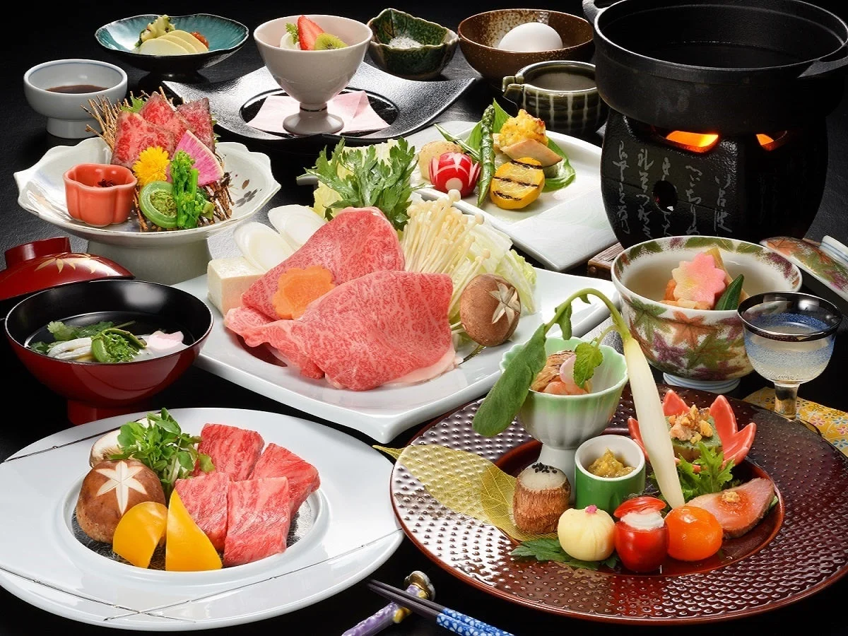 すき焼きやしゃぶしゃぶなどが並ぶ豪華な和食コース