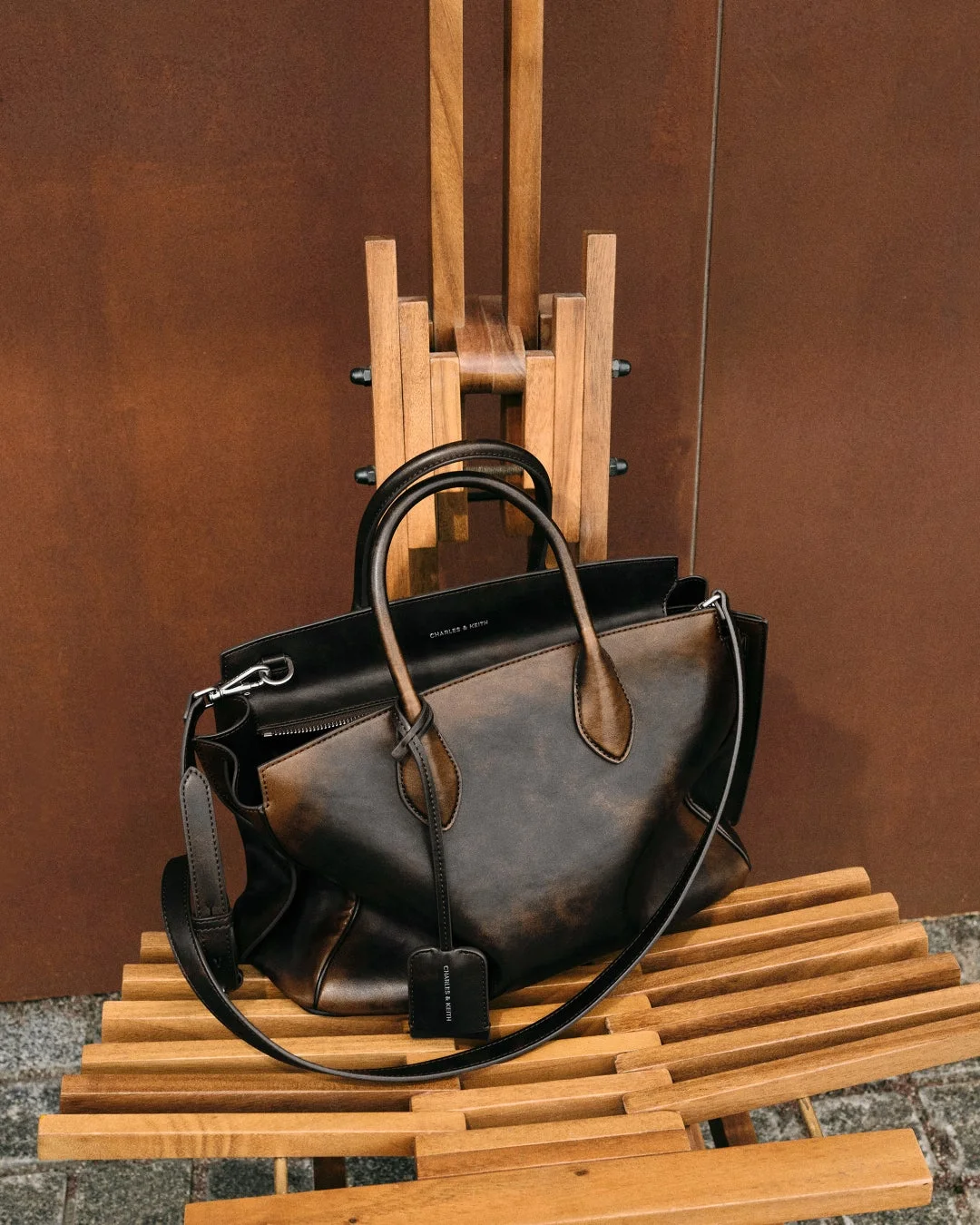 CHARLES & KEITHのダークブラウンのハンドバッグ
