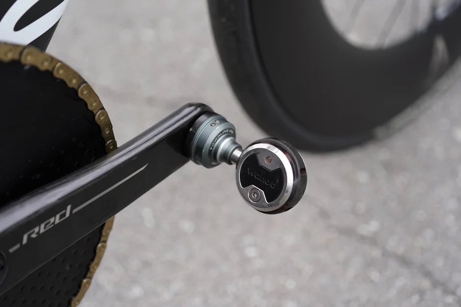 自転車のクランクアームとペダルをクローズアップした画像です。Wahooのパワーメーター内蔵ペダルが装着されており、チェーンや駆動系の詳細が確認できます。